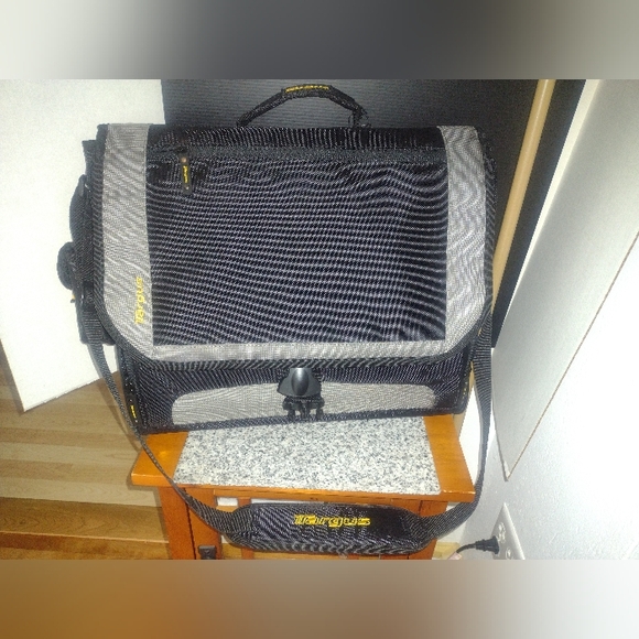 Targus Messenger Bag. Many Pockets. (Very Little Use). - Picture 8 of 8